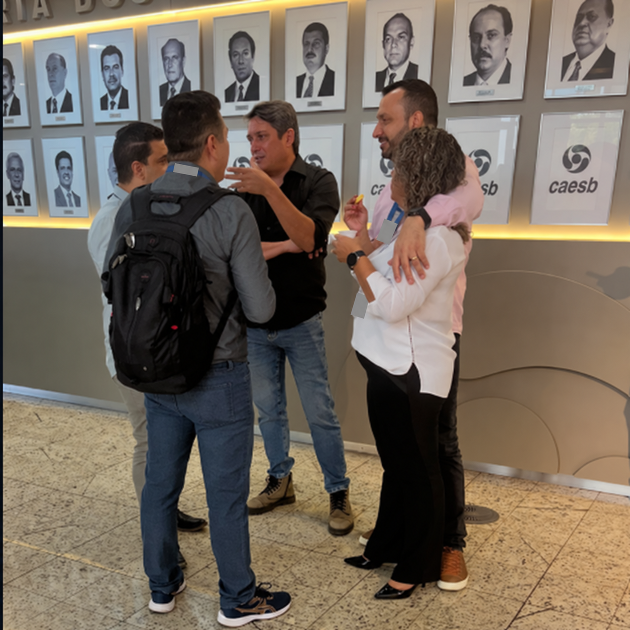 Participantes conversando ao final do treinamento